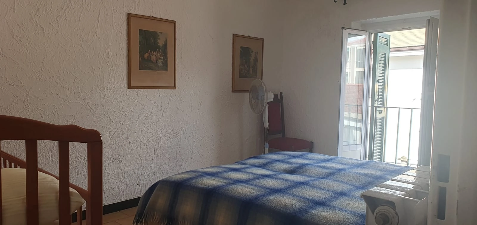 Ampio bilocale con box – Centro storico Celle Ligure